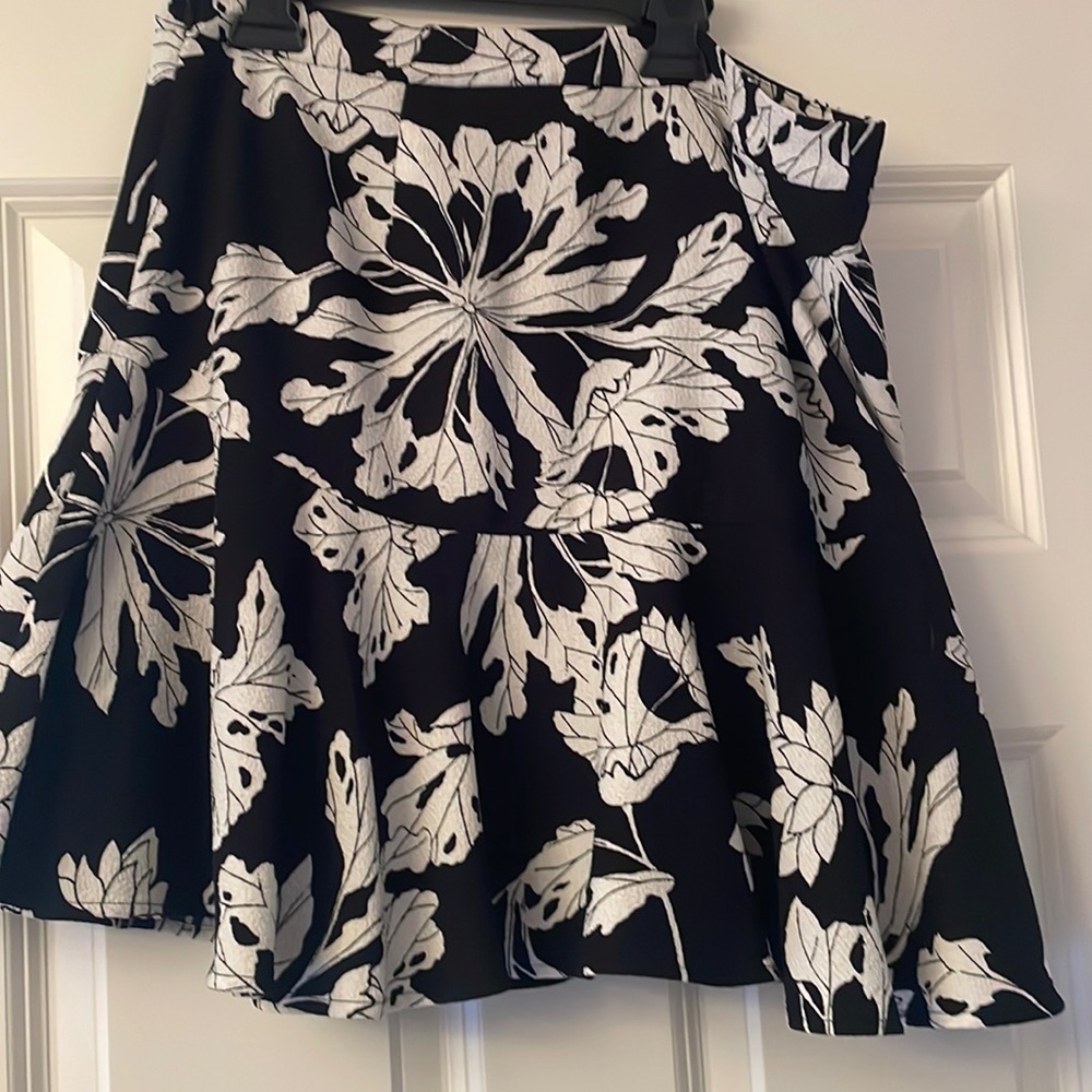 Banana republic, black, and white mini skirt with ruffle size 10